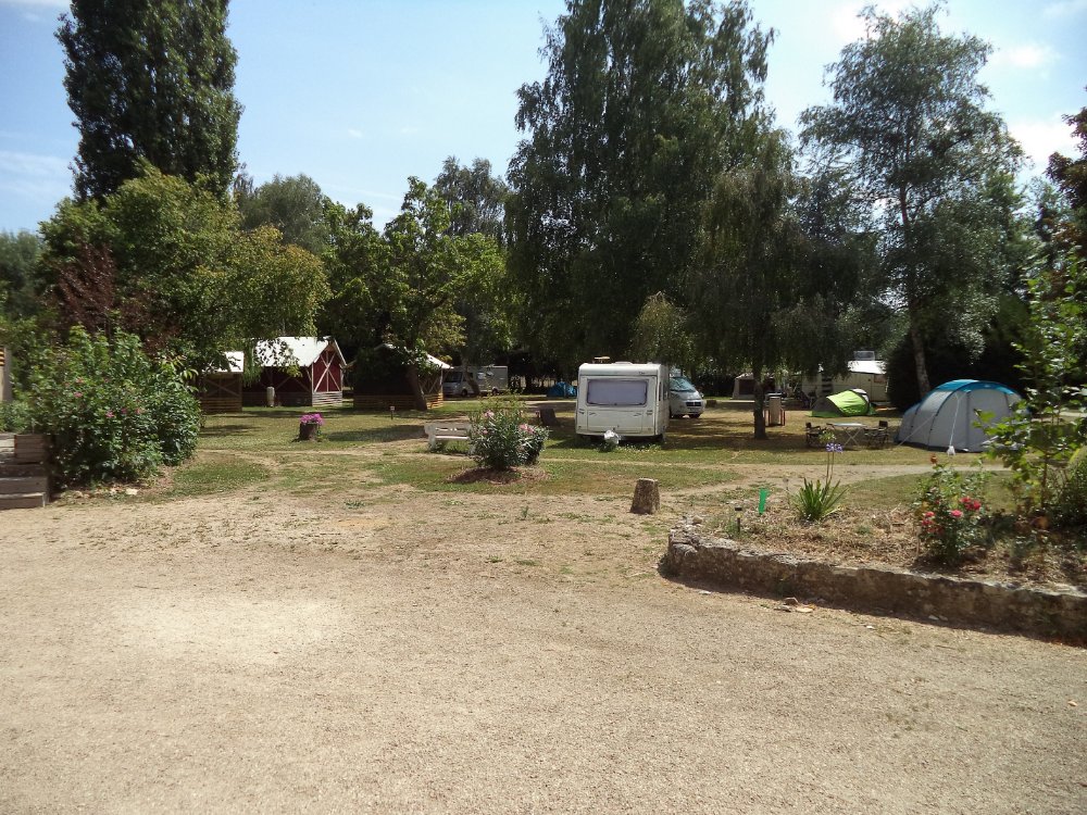 Aire camping-car  Saint-Savin (86310) - Photo 5